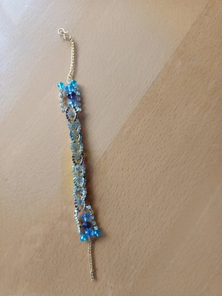 Pulsera dorada con abalorios azules