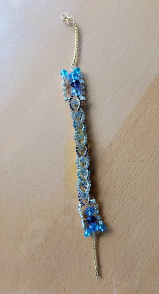 Pulsera dorada con abalorios azules