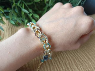 Pulsera dorada con abalorios azules