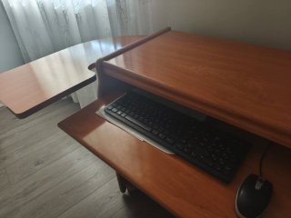 Escritorio de madera con ruedas