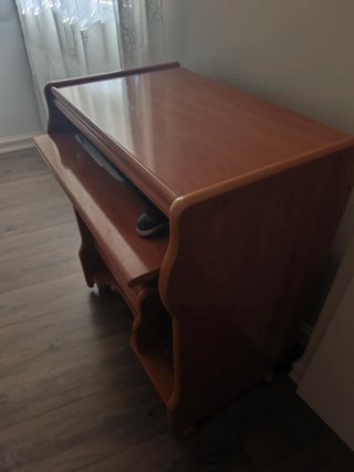 Escritorio de madera con ruedas