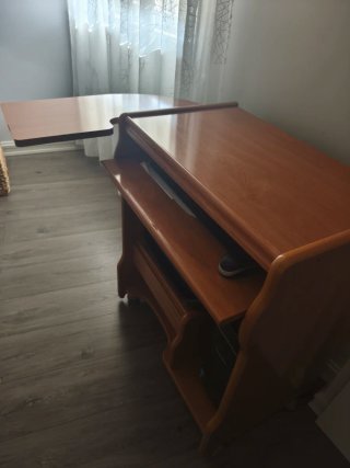 Escritorio de madera con ruedas