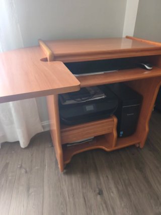 Escritorio de madera con ruedas
