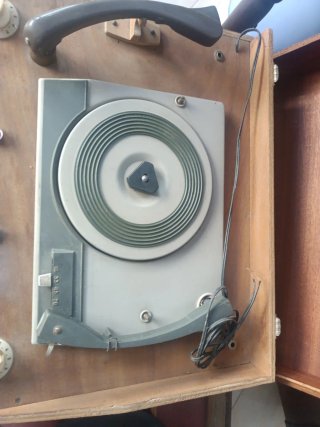 Tocadiscos antiguo de madera