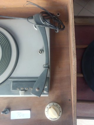 Tocadiscos antiguo de madera
