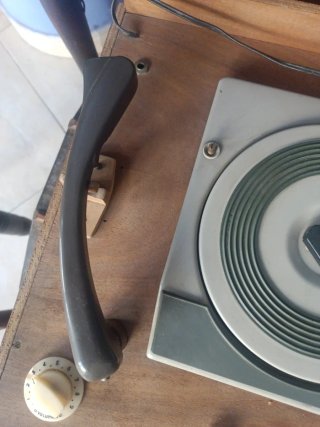 Tocadiscos antiguo de madera