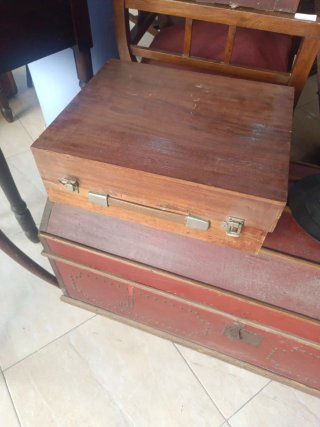 Tocadiscos antiguo de madera