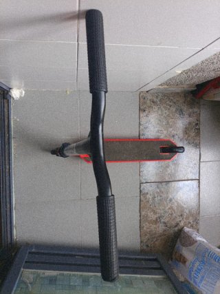 Patinete acrobático rojo
