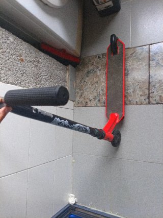 Patinete acrobático rojo