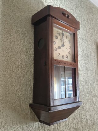 Reloj de péndulo clásico de madera