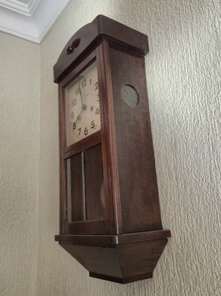 Reloj de péndulo clásico de madera