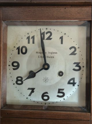 Reloj de péndulo clásico de madera