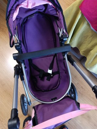 Carrito de bebé de juguete morado