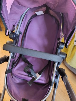 Carrito de bebé de juguete morado