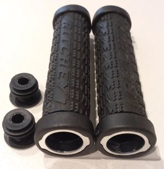 Puños antideslizantes Ritchey color negro con logo