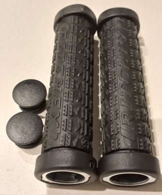 Puños antideslizantes Ritchey color negro con logo