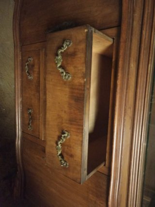 Alacena de madera y cristal