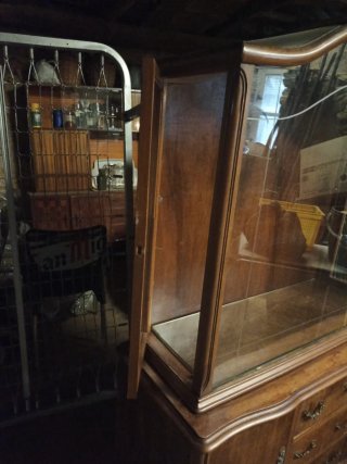 Alacena de madera y cristal