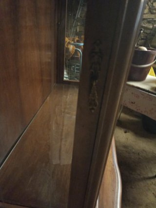 Alacena de madera y cristal
