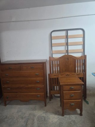 Cómoda, mesita de noche y cama