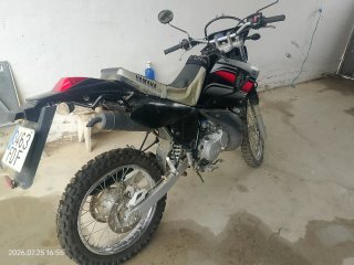 Yamaha Enduro Moto Negra y Plata 2 tiempos