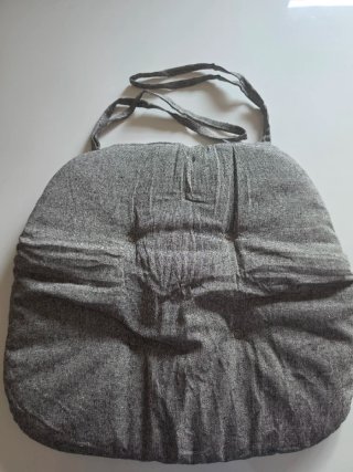 Cojín acolchado gris para silla