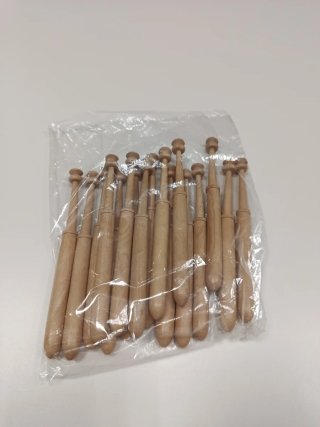 17 bolillos de madera