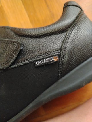 Zapatos ortopédicos negros con velcro.