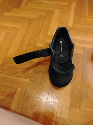 Zapatos ortopédicos negros con velcro.