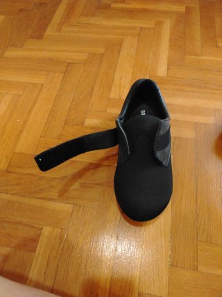 Zapatos ortopédicos negros con velcro.