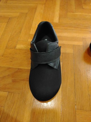 Zapatos ortopédicos negros con velcro.