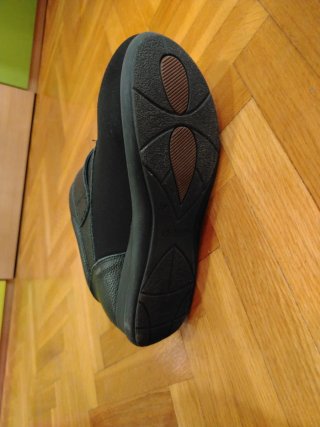 Zapatos ortopédicos negros con velcro.