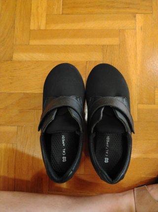 Zapatos ortopédicos negros con velcro.