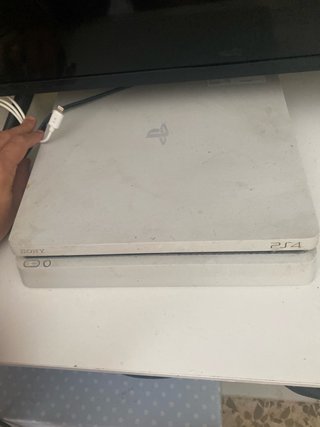 PS4 Slim Sony Blanca con un mando
