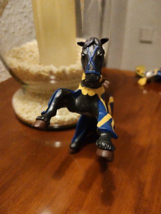 Figura caballero medieval con caballo