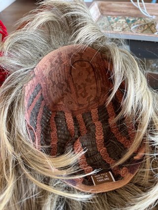 Peluca rubia con flequillo