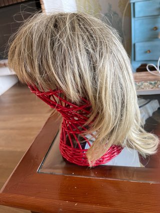 Peluca rubia con flequillo