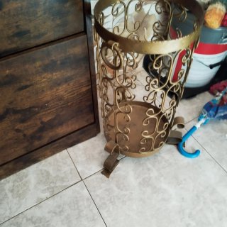 Perchero y Paraguero Metálico Dorado