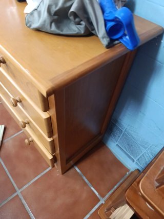 Cómoda de madera y plástico