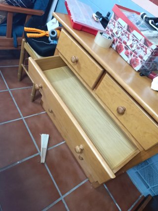 Cómoda de madera y plástico