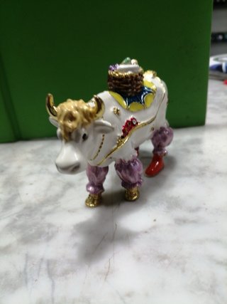 Mucca portagioie in peltro decorata