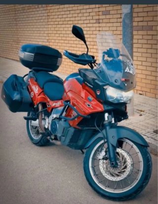 Moto Adventure/Touring Roja y Negra