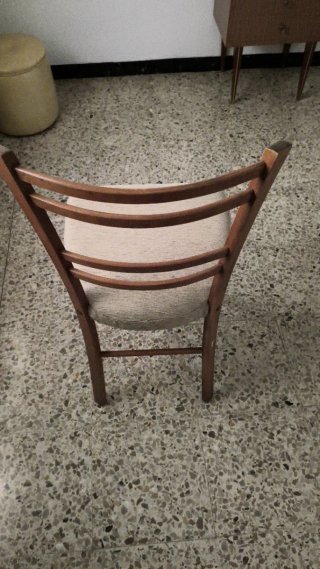 Sillas de madera y tela beige