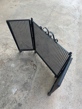 Protector de chimenea metálico negro