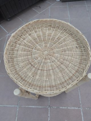 Comodino ausiliario in vimini e legno