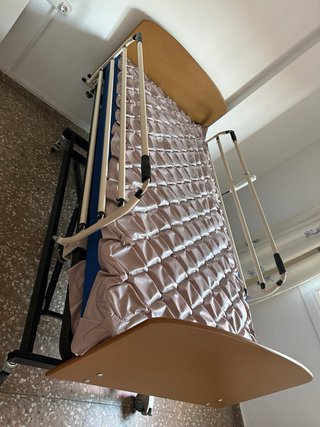 Cama articulada hospitalaria en el Prat de Llob