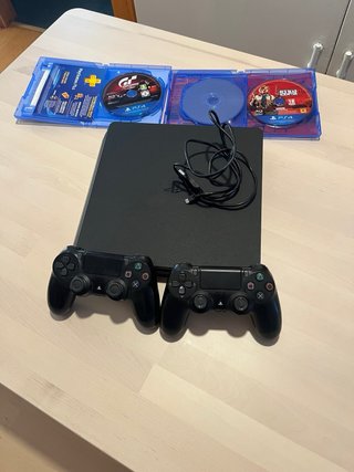 PS4 negra(500GB)+ 2 mandos+ 2 juegos
