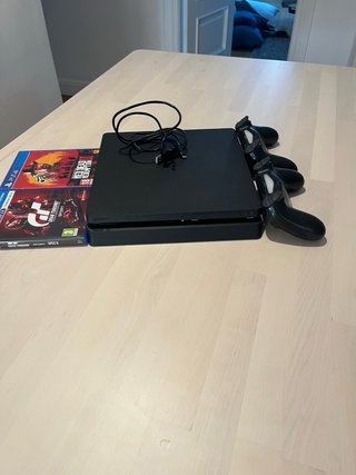 PS4 negra(500GB)+ 2 mandos+ 2 juegos