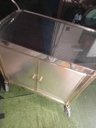 Carrito de bar con puertas de cristal