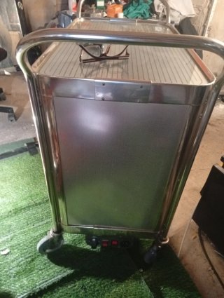 Carrito de bar con puertas de cristal